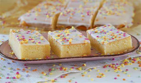Blechkuchen mit Zuckerguss und Fondantdekoration