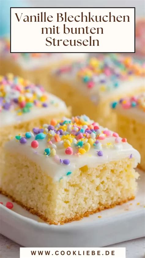 Blechkuchen mit Zuckerguss und bunten Streuseln