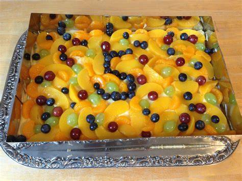 Blechkuchen mit buntem Obst belegt
