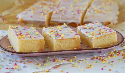 Blechkuchen mit buntem Zuckerguss und Süßigkeiten
