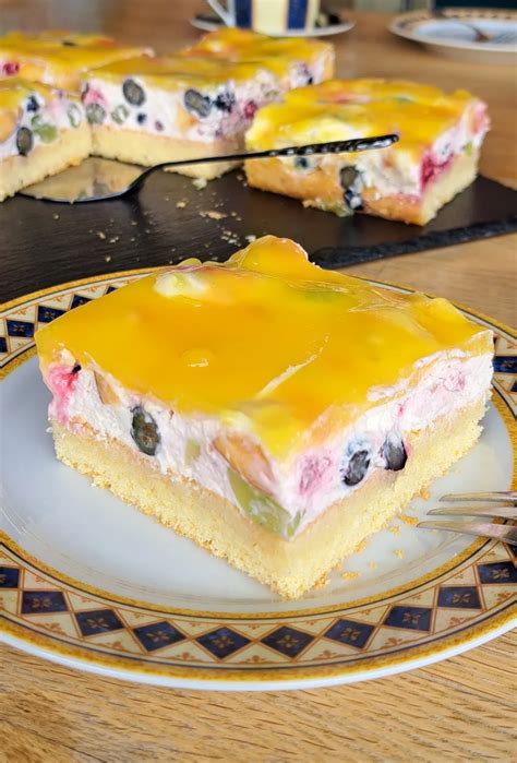 Blechkuchen mit bunten Früchten