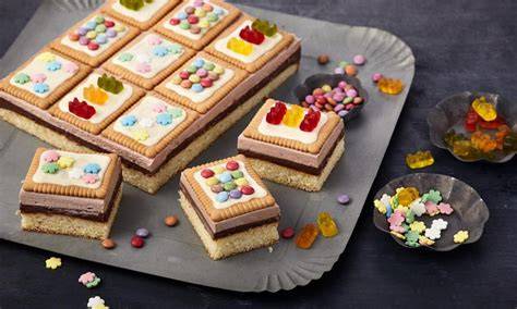 Blechkuchen mit bunter Dekoration für Kita und Kindergeburtstag