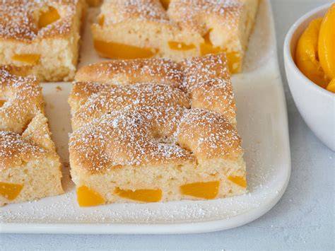 Blechkuchen mit dicht belegten Marillenhälften, goldbraun gebacken