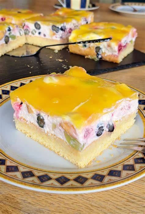 Blechkuchen mit gemischten Früchten