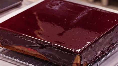 Blechkuchen mit glänzender Schokoladenglasur