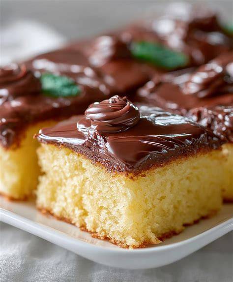 Blechkuchen mit glänzender Schokoladenglasur und Wellenmuster