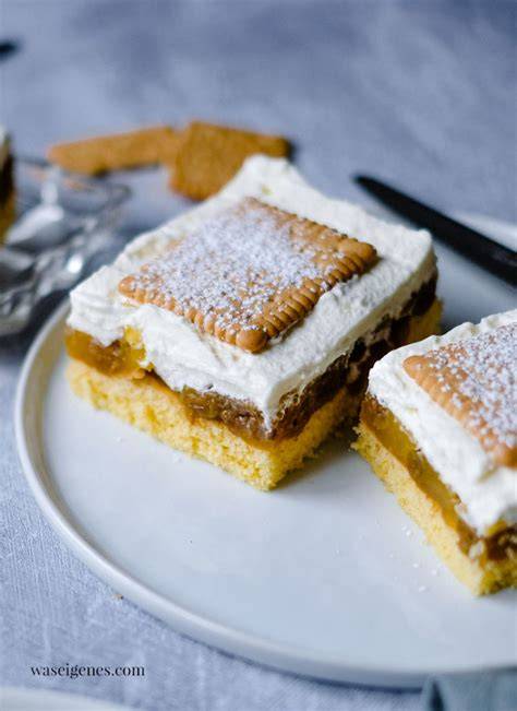 Blechkuchen mit saurer Sahne - frisch gebacken auf einem Backblech