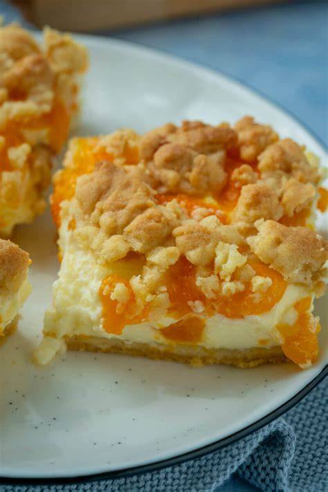 Blechkuchen mit verschiedenen Obstsorten: Mandarinen, Kirschen und Birnen auf Quark