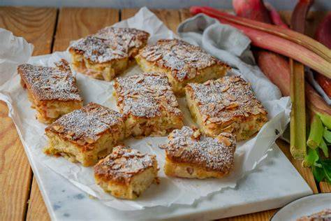 Blechkuchen mit weißen Schokostücken und Rhabarber