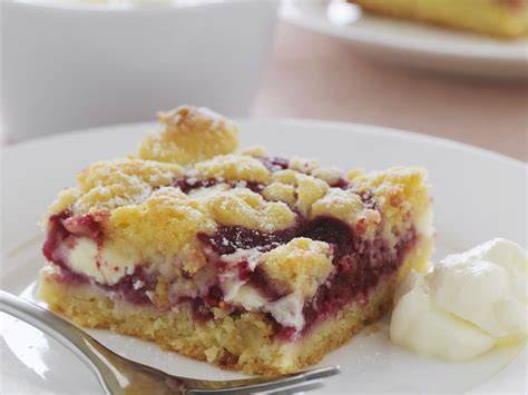 Blechkuchen mit weißer Schokolade auf Servierplatte
