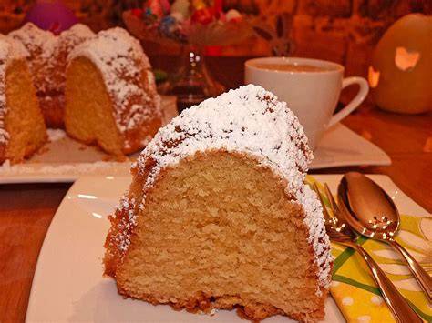 Blechkuchen und Gugelhupf auf dem Kaffeetisch