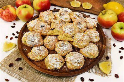 Blechkuchen-Variante: Apfelspalten dachziegelartig, Rosinen und Mandeln