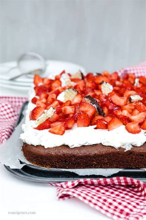 Blechkuchen-Variante: Erdbeer-Schoko-Schnitten mit Schokokuss-Sahne