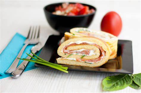 Blechpfannkuchen aufgerollt und in Scheiben geschnitten