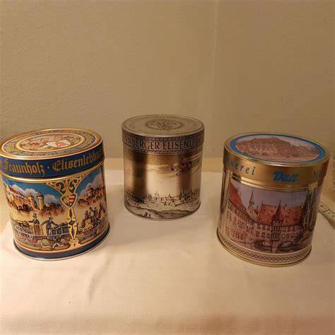 Blechtruhen und Dosen mit Nürnberg-Motiven