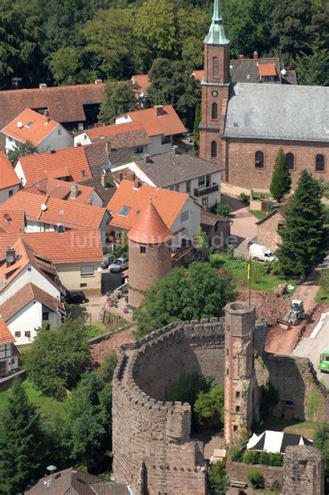 Blick auf die Burgruine Dilsberg und das Neckartal