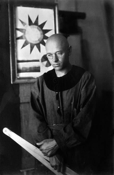 Blick in den Verkaufsraum - Bauhaus-Innenarchitektur von Johannes Itten