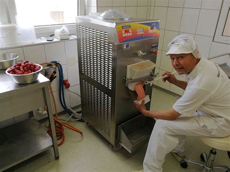 Blick in die bofrost* Eisproduktion: Freezer-Maschinen, Milch und frische Zutaten