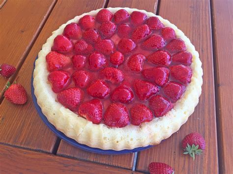Blick in eine Sommerküche mit vielen Erdbeeren und Biskuitkuchen