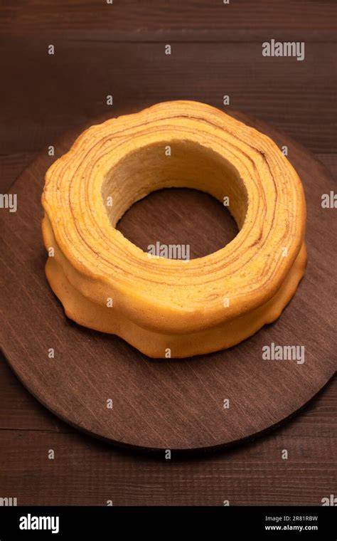 Blick von oben auf Baumkuchen beim Schichtenbacken