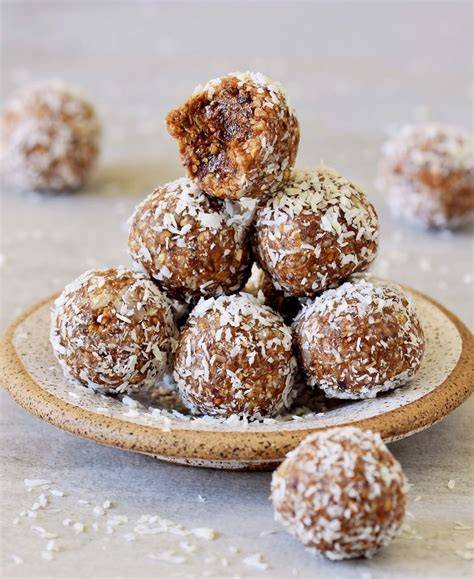 Bliss Balls auf einem Teller gerollt