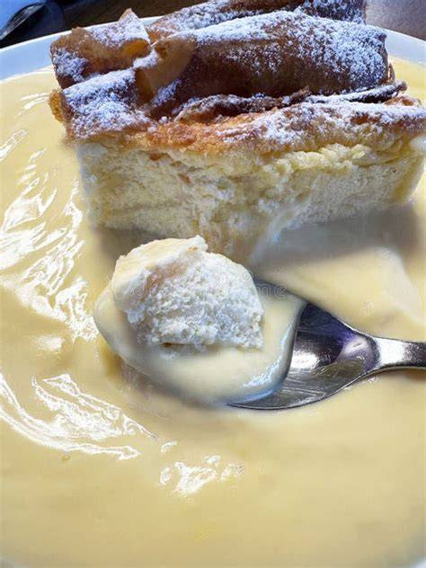 Blitz-Käsekuchen auf einem Teller, cremige Schnittfläche