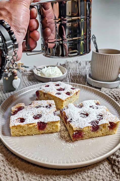 Blitzkuchen auf einem Blech mit Puderzucker bestäubt