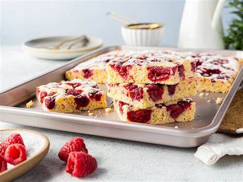 Blitzkuchen mit Zuckerguss, Himbeeren und Mandelkruste: drei Varianten