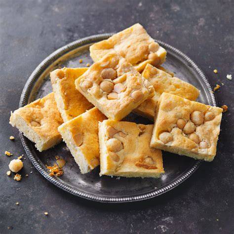 Blondies mit Macadamia und geschmolzener weißer Schokolade