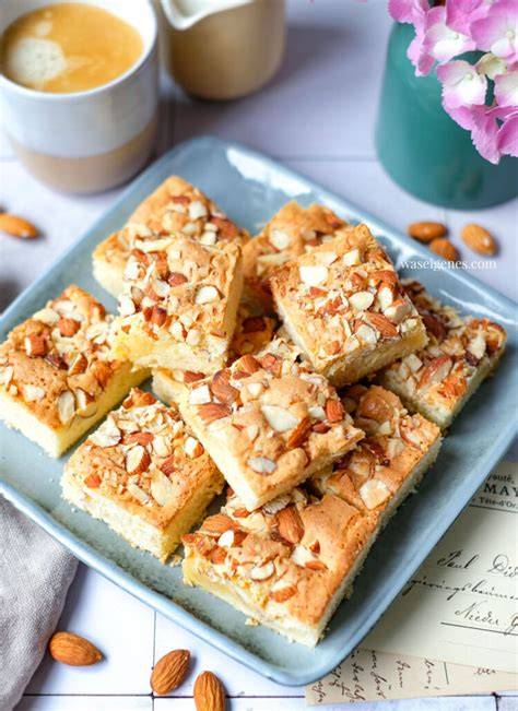 Blondies mit gehackten Nüssen und Vanille-Waffel-Topping