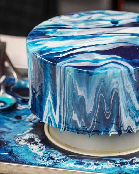 Blue Ombre Cake mit Mirror Glaze als Highlight