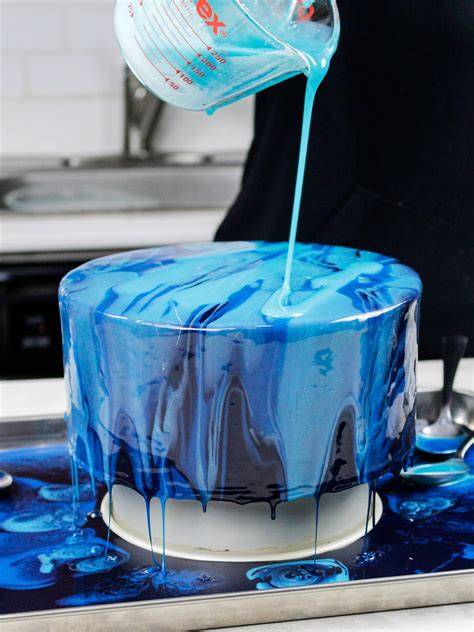 Blue Ombre Cake mit Mirror Glaze und Ombre-Deko: Anschnitt und Deko-Details