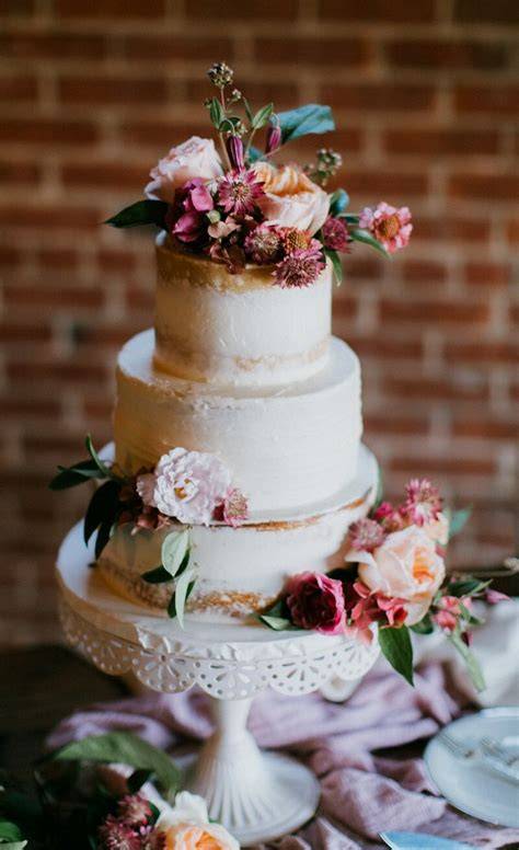 Blumen und Minimalismus auf Hochzeitstorte