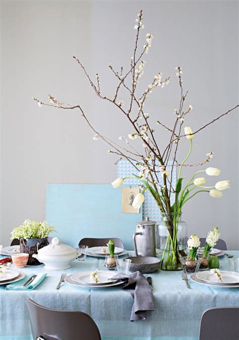 Blumen-Goldhase auf Ostertisch mit Zweigen