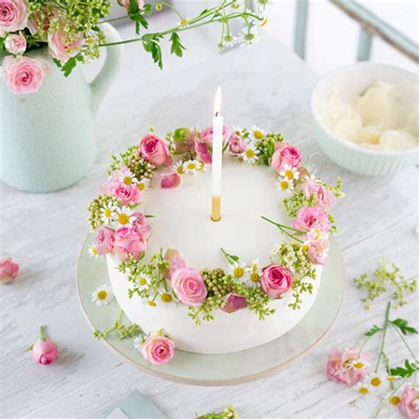 Blumendeko auf Torte
