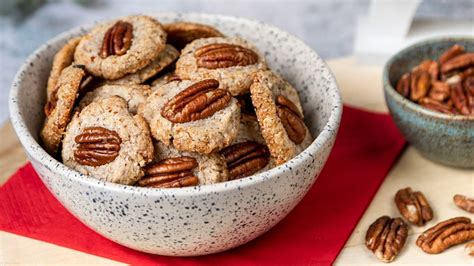 Blumenförmige Pekannuss-Plätzchen auf Blech
