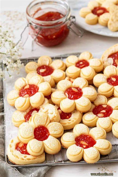 Blumenkekse mit Marmelade, Detailansicht und Arrangement auf Backgitter