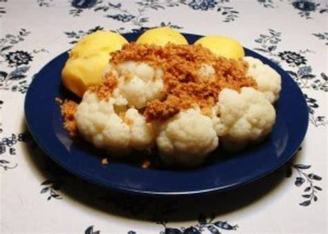 Blumenkohl gekocht mit Semmelbröseln serviert