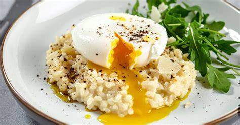 Blumenkohl-Risotto mit pochiertem Ei und Trüffelöl