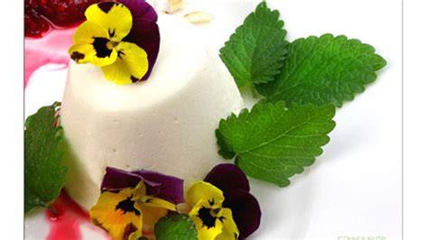Blumentopf-Dessert mit essbaren Hornveilchen