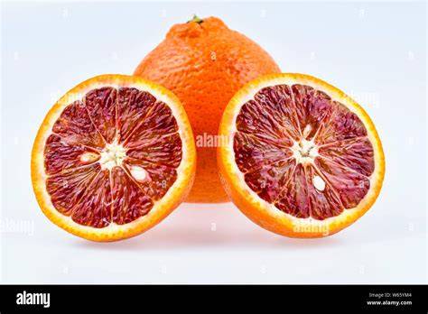 Blutorangen, frisch aufgenommen, aufgeschnitten, Saft läuft aus