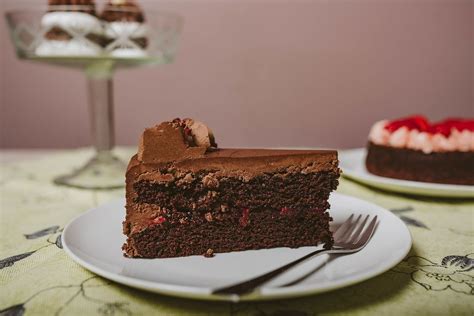 Blutorangen-Frosting auf einem Stück Schokoladenkuchen