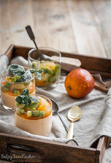 Blutorangen-Joghurtcreme mit Fruchtkompott und Minze