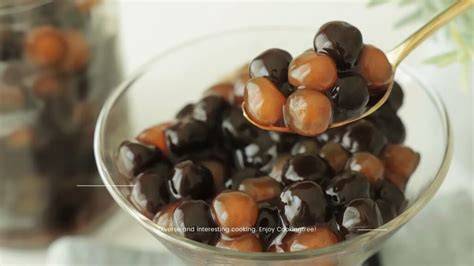 Boba-Perlen in braunem Zuckersirup