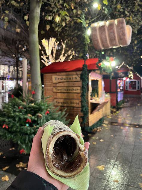Bochumer Weihnachtsmarkt mit Schokoladenständen und internationalen Süßigkeiten