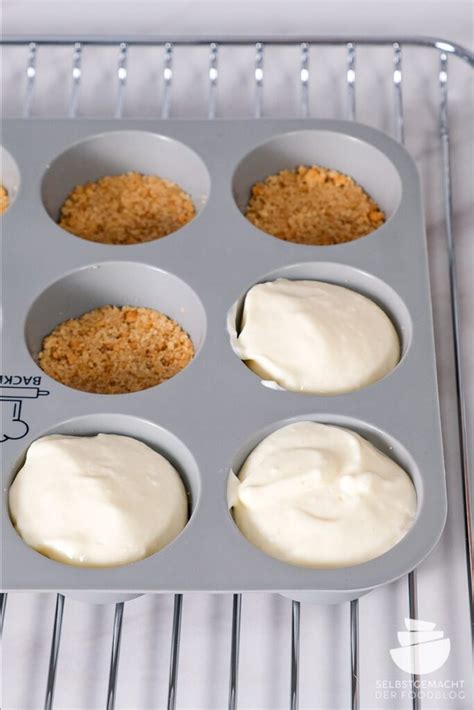 Boden aus Butterkeksen im Muffinförmchen