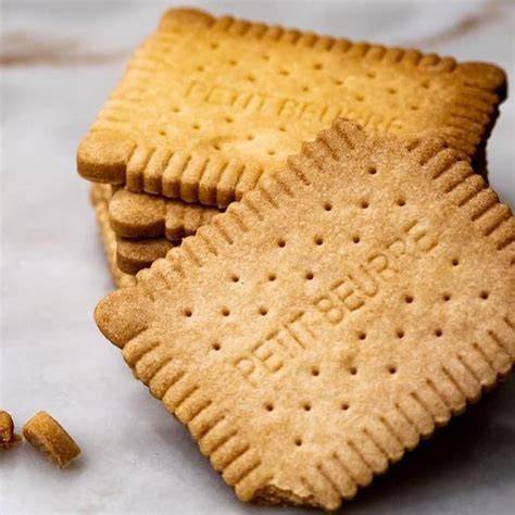 Boden aus zerkrümelten Petit Beurre in Muffinform