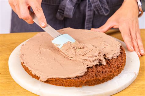 Boden schneiden, Creme auftragen und stapeln