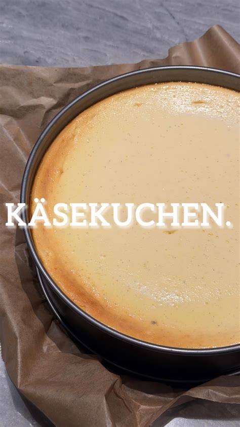 Boden und Rand einer Springform mit Mürbeteig auskleiden