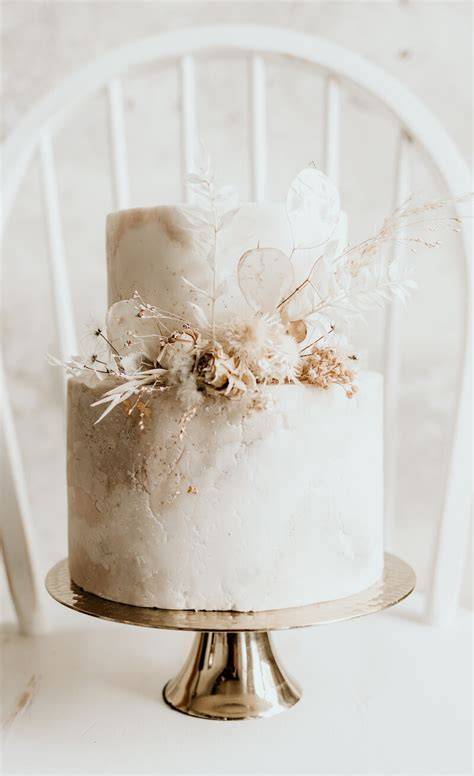 Boho Vintage Hochzeitstorte mit Trockenblumen auf Baumscheibe